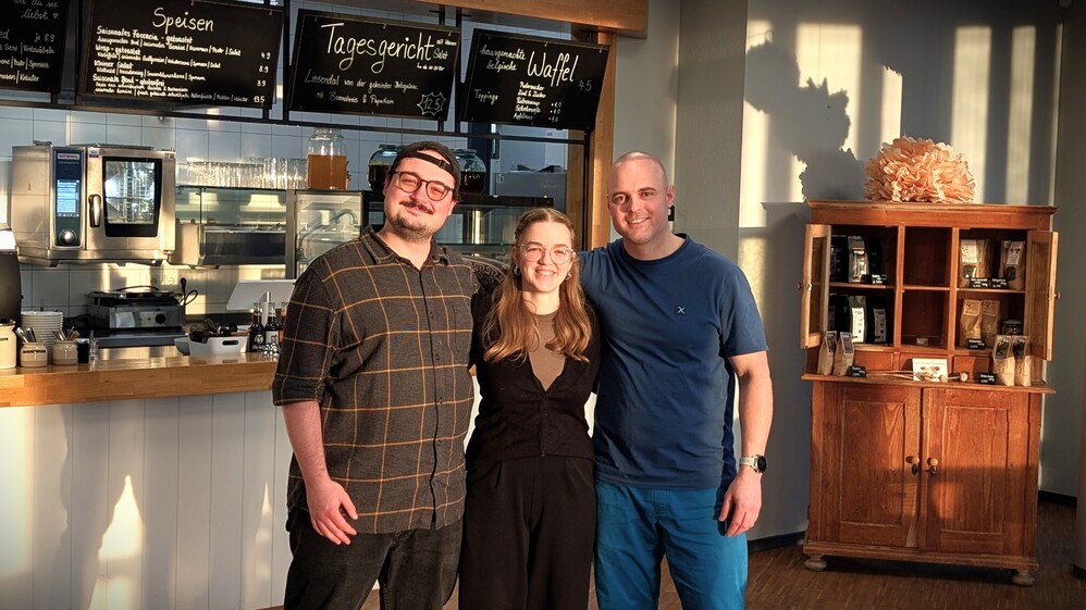 Tjorven, Anton und Roman vom Bistro Tjorven vor der Theke.