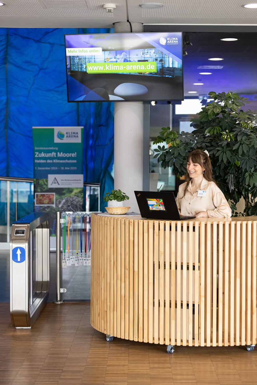 Mitarbeiterin der Klima Arena am Empfang