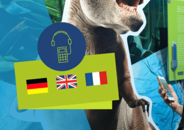 Zu sehen ist eine H&ouml;rstation mit Kopfh&ouml;rer-Symbol und Sprachwahl, vor der eine Person ein Smartphone h&auml;llt.